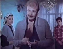 Annem açık giyiniyor ve eğildiği zaman erkekler bakıyor insan akrabasına komşusuna bakar mı?