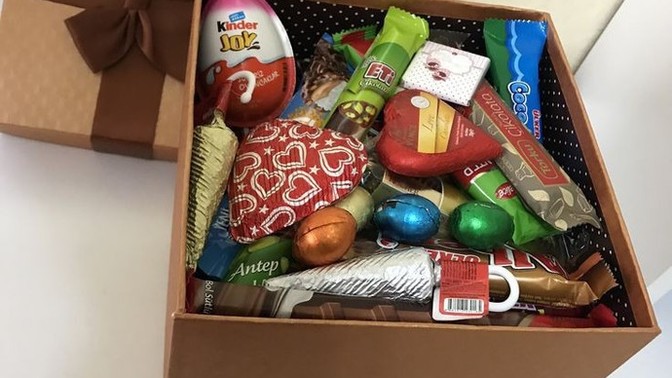 Sevgilim bana hediye almış, sizce beni seviyor mu?
