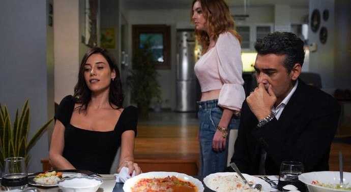 Aynı anda hem sevgilinizden hem de dostunuzdan yemek teklifi alsanız hangisiyle giderdiniz?