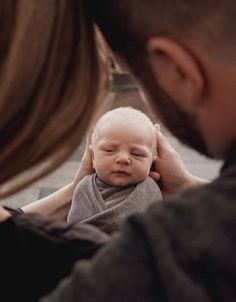 Yeni doğan bebeğin ismini büyükler mi koymalı, anne baba mı?