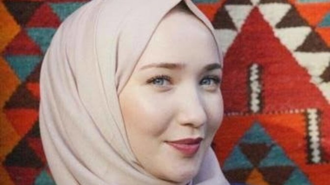 Çok beyaz yüzlü kapalı kızlar itici midir?