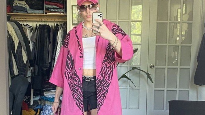 Pembe renk giyen erkek itici midir?
