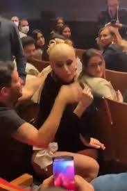 Canınız sıkılınca arkadaşınızın kucağına oturuyor musun?