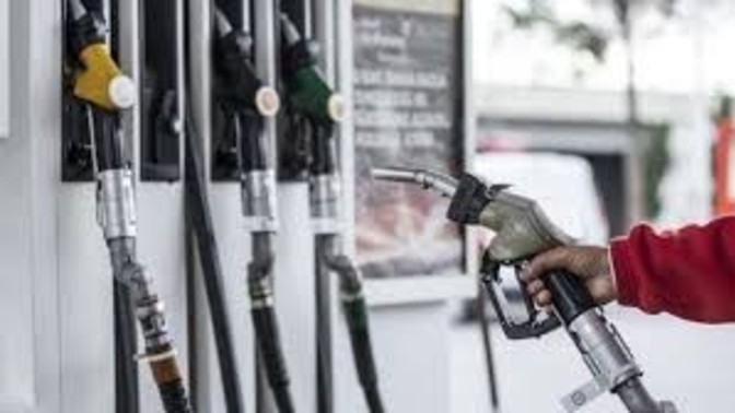 Bugün benzin ve motorine zam geliyor. Dünyada 132💲olan varil fiyatı 107💲bandına düşmüşken bu artışlar normal mi?