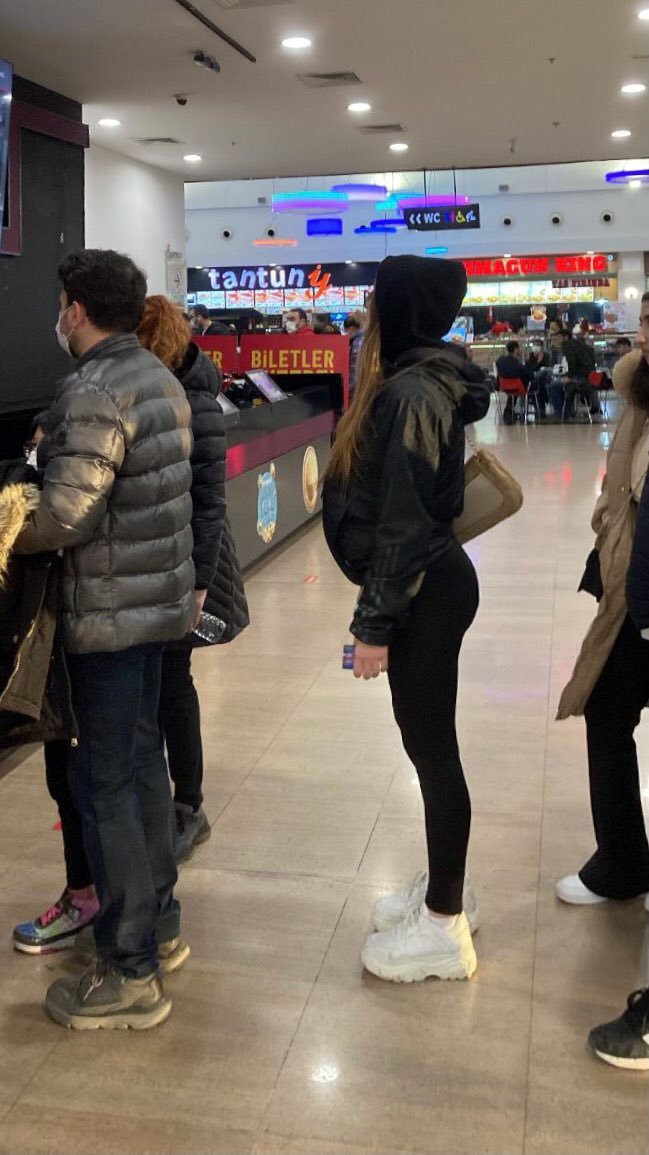 Sinemaya abur cubur sokmak için hamile taklidi yapan kadının izinden gider misiniz😂?