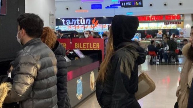 Sinemaya abur cubur sokmak için hamile taklidi yapan kadının izinden gider misiniz😂?