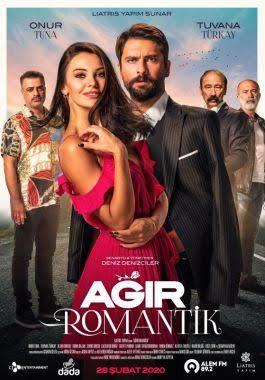 Sevdiğinizle evde başbaşayken birbirinizle dalga geçmek için ağır romantik takıldığınız eğlenceli anlar oluyor mu?