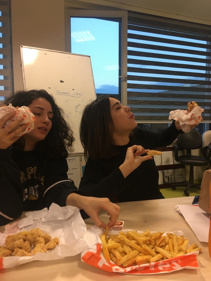 Üniversitede ders aralarında ne yerdiniz?