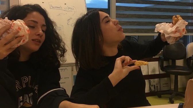 Üniversitede ders aralarında ne yerdiniz?