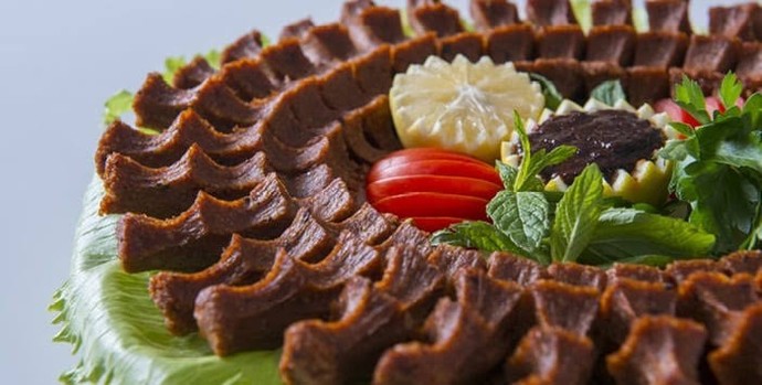 Çiğ köftenin yanına yakışan en güzel içecek hangisi?