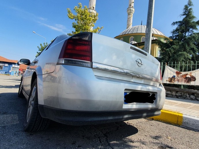 Bazı araçların egzozu nasıl böyle kalın tombul yapıda oluyor? Hep dikkatimi çekmiştir ve çok beğeniyorum örnek Vectra?