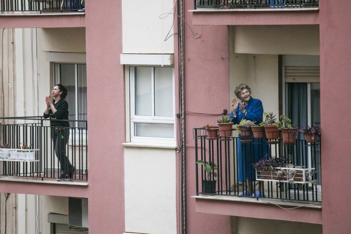 Her yer bina, komşular yabancı. 90lardaki gibi balkon keyfi kaldı mı, sen balkonda oturmaktan keyif alıyor musunuz?