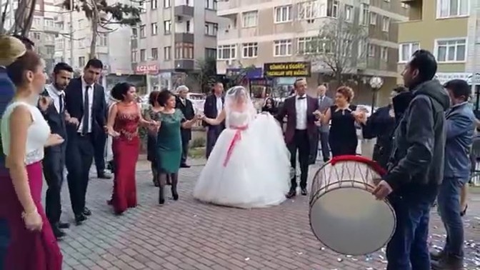 Davullu zurnalı düğün kalmadı artık. Ne düşüyorsun?