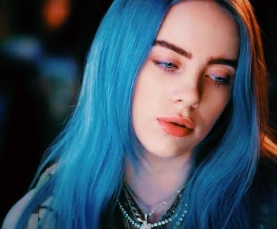 Billie Eilesh mavi saçla mı daha havalı yoksa siyah saçla mı?