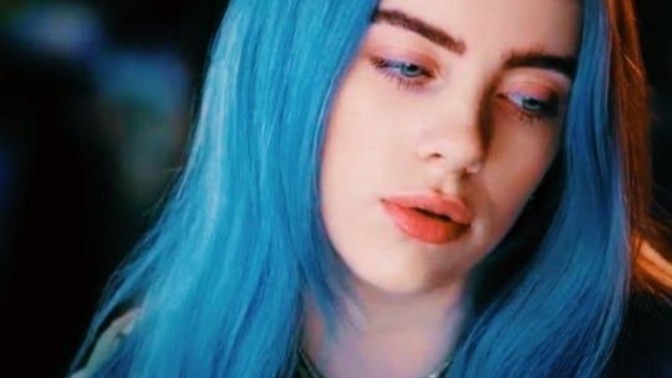 Billie Eilish mavi saçla mı daha havalı yoksa siyah saçla mı?
