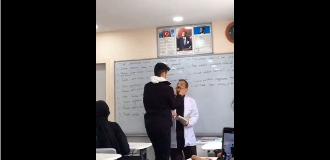 Öğretmenine saygısız hareketler yapan öğrenci izleyenleri çıldırttı! Sizce neden böyle oluyor?