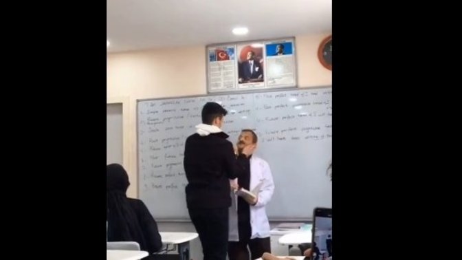 Öğretmenine saygısız hareketler yapan öğrenci izleyenleri çıldırttı! Sizce neden böyle oluyor?