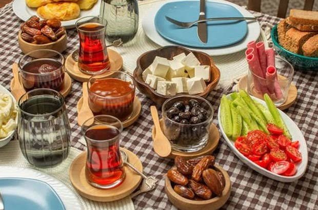 Sahurda patlayana kadar yiyince iftara kadar acıkmayacağını düşünen tek ben miyim?