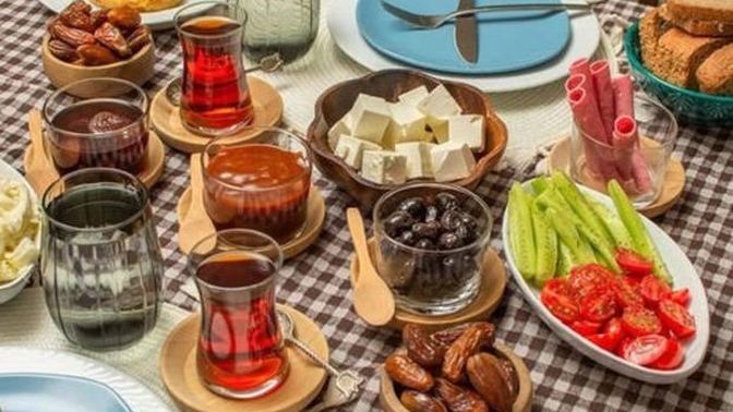 Sahurda patlayana kadar yiyince iftara kadar acıkmayacağını düşünen tek ben miyim?