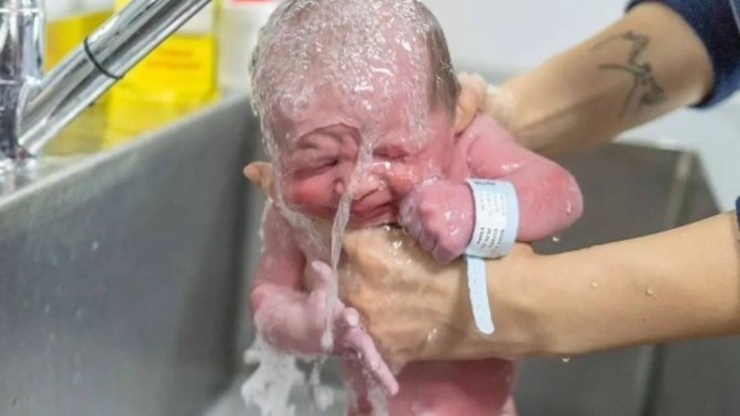 Bebeğiniz ilk banyosunu doğumdan ne kadar sonra yaptı?