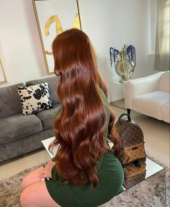 Parlak saçlar mı hacimli saçlar mı daha ilgi çekici görünüyor?