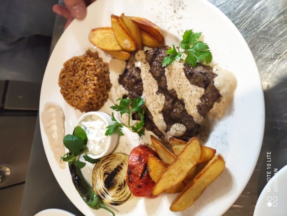 Yemek yapmayı bilmemek utanılacak bir şey mi?