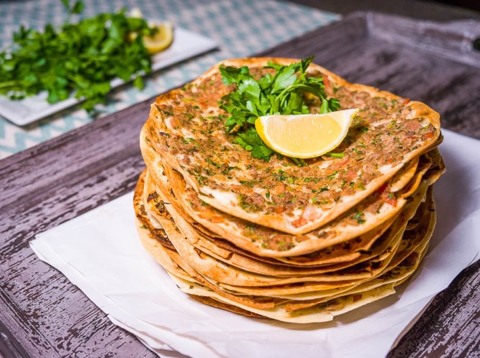 Lahmacun sipariş ettim, bekliyorum. Lahmacuna limon sıkılır mı?