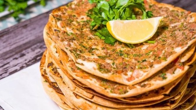 Lahmacun sipariş ettim, bekliyorum. Lahmacuna limon sıkılır mı?
