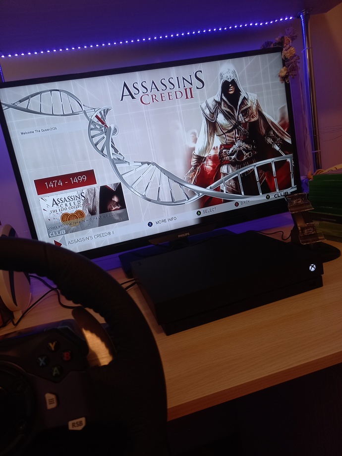 Fotoğrafta ki konsol Xbox One X, oyun da Assassin's Creed Ezio Collection.