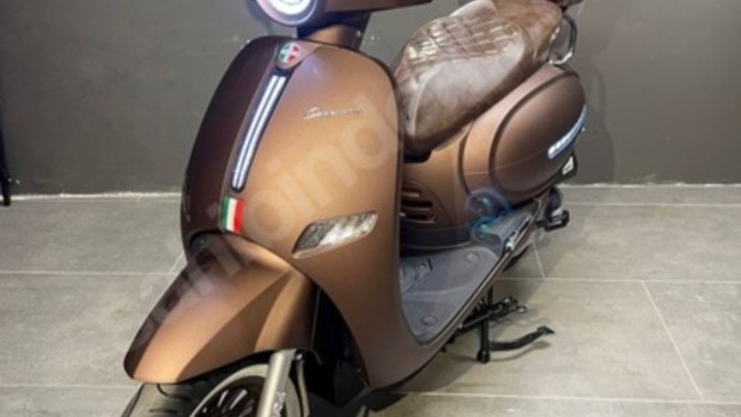 AR 59 cappuccino motosiklet kullanan erkek nasıl görünür?