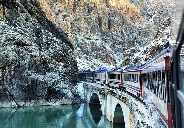 Hoşlandığınız kişi ile Doğu Ekspresinde yolculuk yapacak olsanız yanınıza alacağınız üç şey ve asla almayacağınız üç şey nedir?