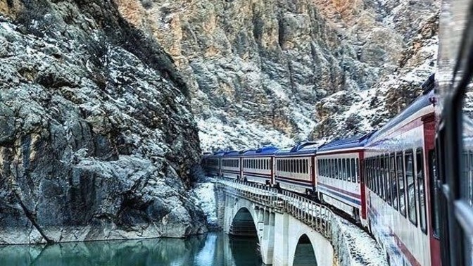 Hoşlandığınız kişi ile Doğu Ekspresinde yolculuk yapacak olsanız yanınıza alacağınız üç şey ve asla almayacağınız üç şey nedir?