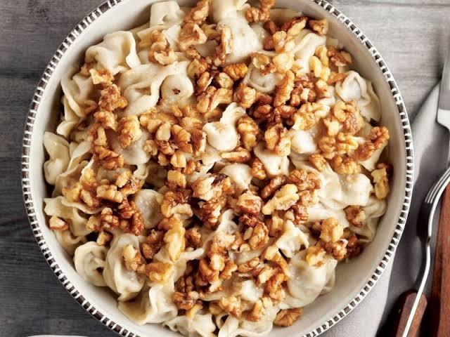 En sevdiginiz yemek olan manti sarimsakli mi yenir sarimsaksiz mi?