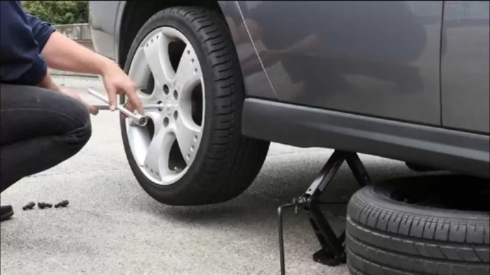 Hiç yol ortasında patlayan lastiği değiştirmek zorunda kaldınız mı?