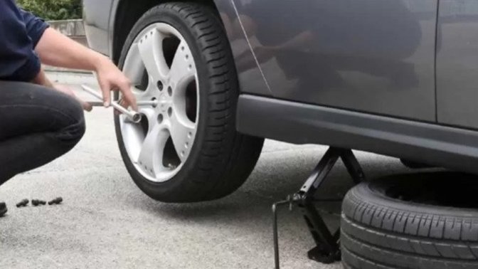 Hiç yol ortasında patlayan lastiği değiştirmek zorunda kaldınız mı?