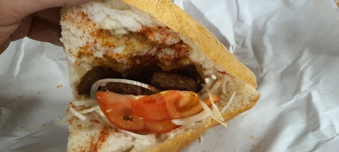 Yarım Ekmek Sucuk mu, Köfte mi?