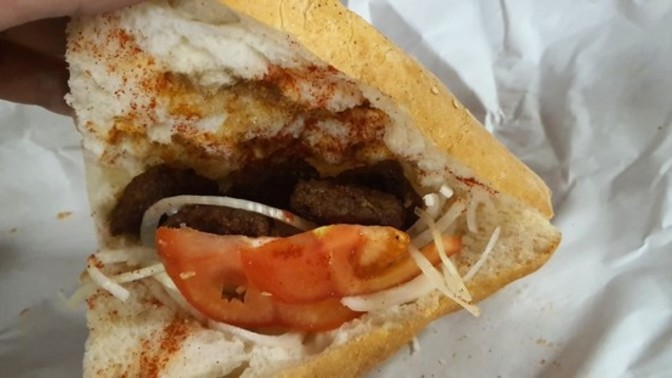 Yarım Ekmek Sucuk mu, Köfte mi?