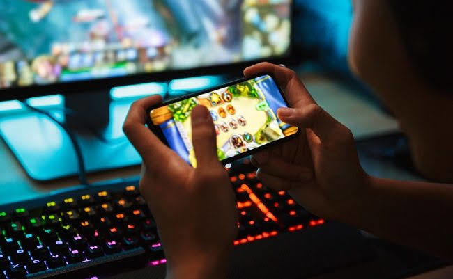 Bir gamer, oyununun en can alıcı noktasındayken kimden mesaj gelirse cevap verir?