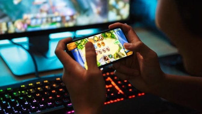 Bir gamer, oyununun en can alıcı noktasındayken kimden mesaj gelirse cevap verir?