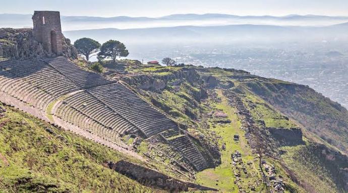 Bergama antik kentine seyahatimde bir dükkanda bir kız gördüm, çok az sohbet edebildik ama çok güzel gülüyordu? Adım atmalı mı?