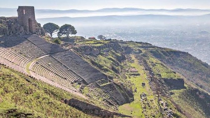 Bergama antik kentine seyahatimde bir dükkanda bir kız gördüm, çok az sohbet edebildik ama çok güzel gülüyordu? Adım atmalı mı?