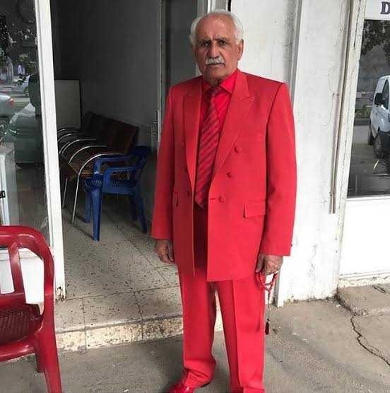 Erkeklerin renkli takım elbise giymesi çok mu feminen duruyor?