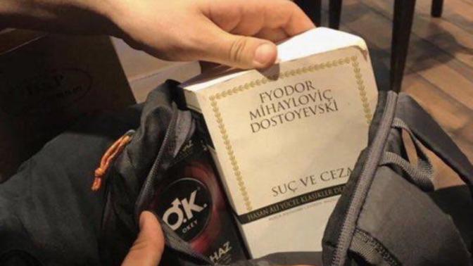 Evli bir kadın, çantasında neden prezervatif taşır?
