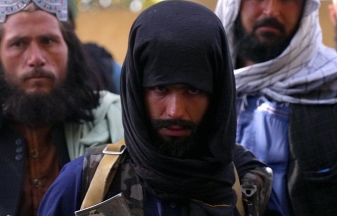 Taliban, kadınların yanında erkek olmadan uçağa binmelerini yasakladı. Haklarınızın farkında mısınız?