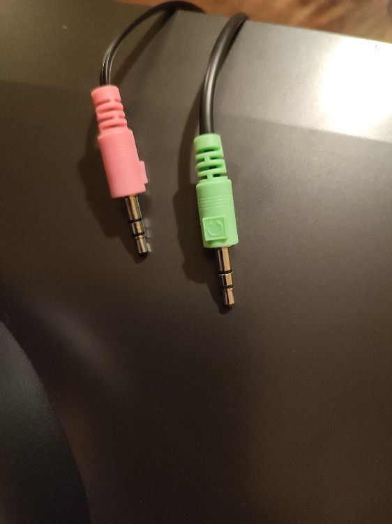Laptop için klavye aldım, yanında kulaklık da vardı ama kullanamıyorum. Yardım eder misiniz?