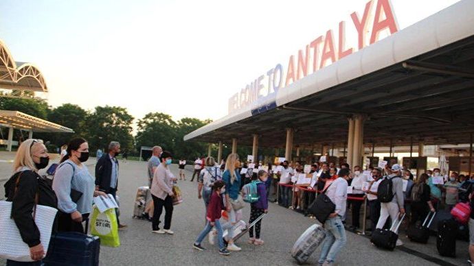 Rus ve Ukraynalılar akın ediyor! Antalya ve İstanbulda satılık, kiralık ev fiyatları nereye gidiyor?