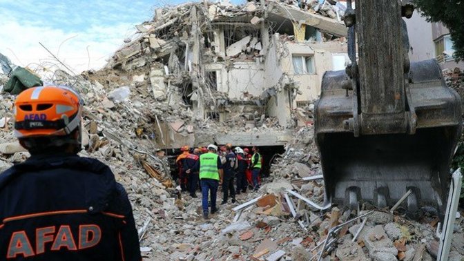 Deprem oluyor, evdeki yaşayan canlıları kurtardınız ve çıktınız, ondan sonra bir kere daha eve gireceksiniz ilk neyi çıkartırdınız?