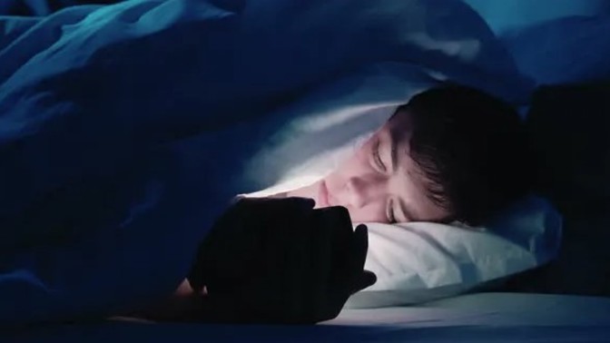 Yatarken telefon ile oynar mısınız? 