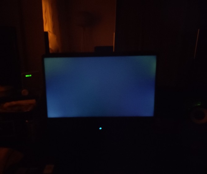 Ekranın böyle parlaması normal mi siyah ekrana alınca?