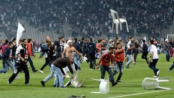 Amatör maçta kavga: Taraftarlar futbolcuyu öldüresiye dövdüler! Sporda şiddet ne zaman sona erecek?